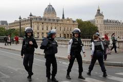 Policisté před policejním velitelstvím v Paříži.