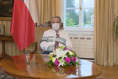 Máme pouze jednu zbraň, roušku. Prezident Zeman promluvil o koronaviru