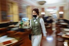 Tuzemsko / Ilustrační snímek / Rouška / Roušky / Pandemie / Epidemie / Covid-19 / Koronavirus / Lidé / Restaurace / Zavření / 11. 10. 2020