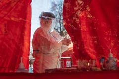 Ilustrační snímek / Koronavirus / coronavirus / Covid19 / Covid-19 / testování / Test / Fakultní nemocnice Královské Vinohrady / FNKV / Testování z auta / Drive-in / Rouška / Maska / Zdravotník / Zách