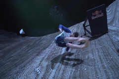 Dvojice extrémních skokanů skočila do podzemního jezera