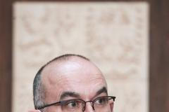 Otevře vláda obchody? A co bude s testováním školáků? Sledujte brífink