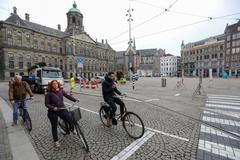 Cyklisté v Amsterdamu na kolech roušky mít nemusejí. Nizozemský premiér Mark Rutte dříve zastával názor, že nošení roušek není nutné nikde.