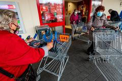 Stav nouze do Vánoc? Jak Češi zvládají nakupovat podle pravidel? Sledujte DVTV