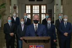 Muž za Prymulou: Chtěli jsme to podpořit, projev jsem ocenil, čekáme nápor, ale kolapsu se nebojíme