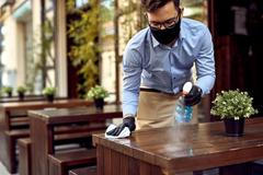 Zahraničí / Ilustrační snímek / Rouška / Roušky / Pandemie / Epidemie / Covid-19 / Koronavirus / Lidé / Dezinfekce / 3R / Hygiena / Restaurace / Kavárna