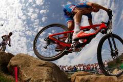 Český bikrosař Jaroslav Kulhavý jede ve zlatém závodě v horských kolech na OH 2012 v Londýně.