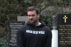 Herec se překvalifikoval na hrobníka: Asi se to bude hodit dřív, než jsem čekal