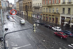 Řidič Audi ujížděl strážníkům. Ti ho po Praze honili v autě na botičky