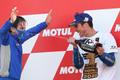 Šéf týmu Suzuki Davide Brivio a šampion MotoGP Joan Mir