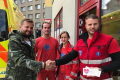 Záchranářiz Liberce děkovali samolepkou těm, kteří jim pomáhají v boji proti covidu.