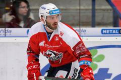 Hokejový útočník Robert Kousal v dresu Pardubic