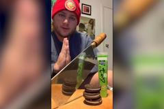 Wasabi s oreo sušenkou. Mladík zkouší, jak moc covid-19 otupil chuť i čich