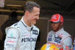 Michael Schumacher (Mercedes) a Lewis Hamilton (McLaren) při Velké ceně Monaka 2012