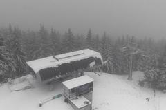 V Jeseníkách se objevil první sníh. Sledujte záběry z Koutů nad Desnou