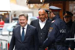 Starosta Vídně Michael Ludwig přichází na zádušní mši za Nikiho Laudu ve vídeňské katedrále svatého Štěpána