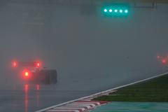 Bouračky, smyky i piruety. Ani mimořádně deštivá turecká lázeň formuli 1 nespláchla