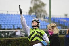 Vítěz Velké Pardubické 2020 Lukáš Matuský ze Slovenska.