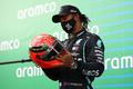 Lewis Hamilton slaví triumf ve Velké ceně Eifelu formule 1 s helmou Michaela Schumachera v rukou