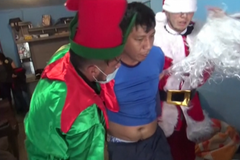 Policisté přestrojeni za Santu a elfa provedli zásah v drogovém doupěti