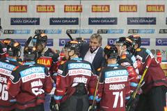 Josef Jandač na střídačce Sparty v zápase 14. kola TELH Sparta - Plzeň