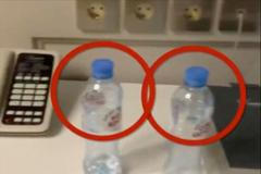 Láhve s vodou v pokoji Alexeje Navalného v Tomsku 20.srpna. V nich mohl být novičok, kterým se Navalnyj otrávil.