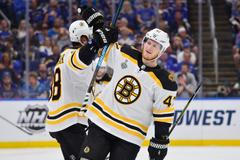 Torey Krug slaví branku ve třetím finále NHL 2019