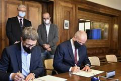 Šéf komunikace PPF Vladimír Mlynář podepsal s ministrem zdravotnictví Romanem Prymulou darování 50 kusů ventilátorů ve středu.