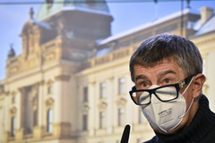 Odvolá Babiš Blatného a Plagu? A vrátí se děti do škol? Sledujte brífink vlády