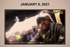 Nové záběry z Kapitolu ukazují děsivou převahu vzbouřenců a bezmoc policistů