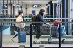 Koronavirus - vylidněné letiště Václava Havla, cestující, turista, roušky