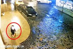 Svět obletěly komické záběry z Kyjeva. Lidé chodili po čtyřech, aby se vůbec udrželi