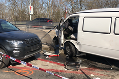 Nehoda před Ústřední vojenskou nemocnicí v Praze