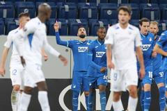 Fotbalisté Hoffenheimu slaví gól v zápase Evropské ligy s Libercem