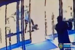 Útočník zkopal 65 letou ženu. Jako důvod zřejmě stačil její asijský původ