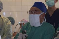 Ruce se mi netřesou, říká nejstarší chirurg světa. Operuje každý den