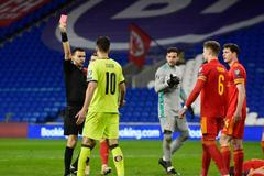 Patrik Schick dostává červenou kartu v utkání kvalifikace MS 2022 Wales - Česko