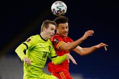 Jakub Jankto a Ethan Ampadu v utkání kvalifikace MS 2022 Wales - Česko