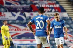 Hlavička brankáře St. Johnstone do sítě Rangers