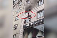 Matka musela dvě své děti vyhodit z okna třetího patra, požár už byl nebezpečně blízko