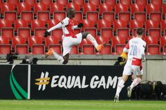 Abdallah Dipo Sima slaví v zápase Evropské ligy Slavia - Beer Ševa