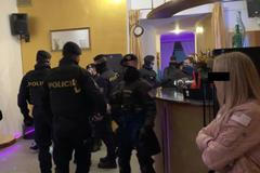 Policie odhalila večer otevřený bar v Českých Budějovicích. Dovnitř vnikla násilím