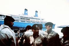 Egyptští policisté před lodí Achille Lauro.