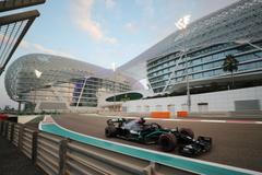 Lewis Hamilton v Mercedesu při kvalifikaci na VC Abú Zabí