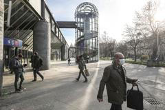 Koronavirus, Coronavirus, COVID-19 - Prázdná Praha - Hlavní nádraží - 1. den nouzový stav - občan, nákaza, prevence, ilustrační foto