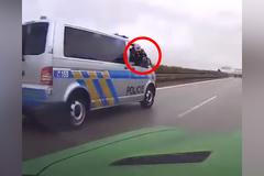Policista v dodávce se zapnutými majáky vytáhl na řidiče osobního auta samopal
