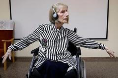 Balerína po letech znovu poslouchá Labutí jezero