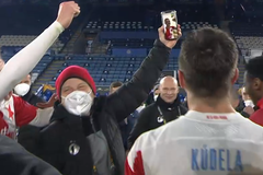 fotbal, Evropská liga 2020/2021, Leicester - Slavia, fotbalisté Slavie slaví na hřišti v propojení s Tomášem Součkem přes mobil