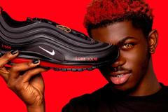 Raper Lil Nas X navrhl ve spolupráci s uměleckou skupinou MSCHF limitovanou ďábelskou edici tenisek Nike Air Max 97.