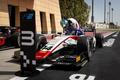 Pilot formule 2 David Beckmann v monopostu týmu Charouz Racing System v cíli sprintu v Bahrajnu